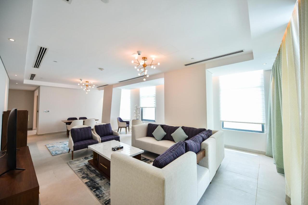 Waterfront Hotel Apartment Lusail エクステリア 写真 A living room in a suite at the Ritz-Carlton, DIFC