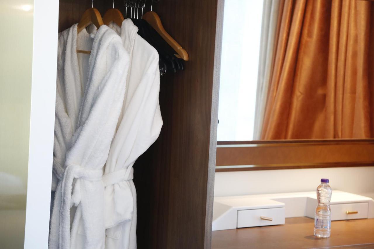 Waterfront Hotel Apartment Lusail エクステリア 写真 A bathrobe hanging in a closet