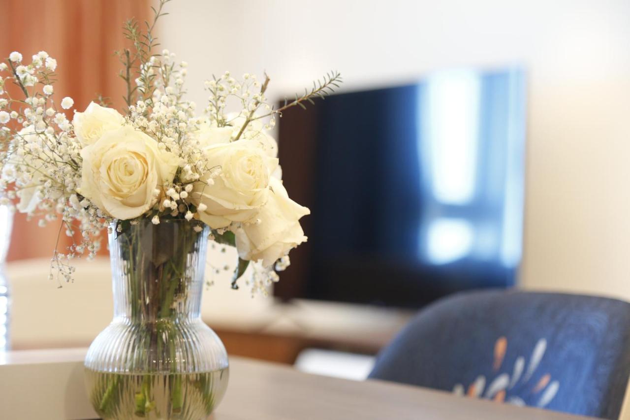 Waterfront Hotel Apartment Lusail エクステリア 写真 A vase of flowers