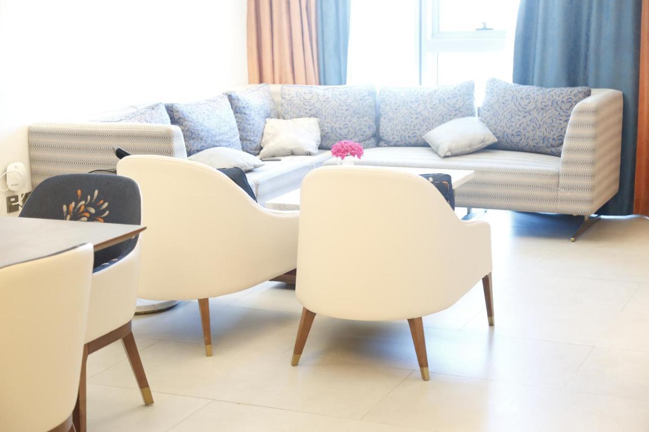Waterfront Hotel Apartment Lusail エクステリア 写真 A living room in a modern apartment