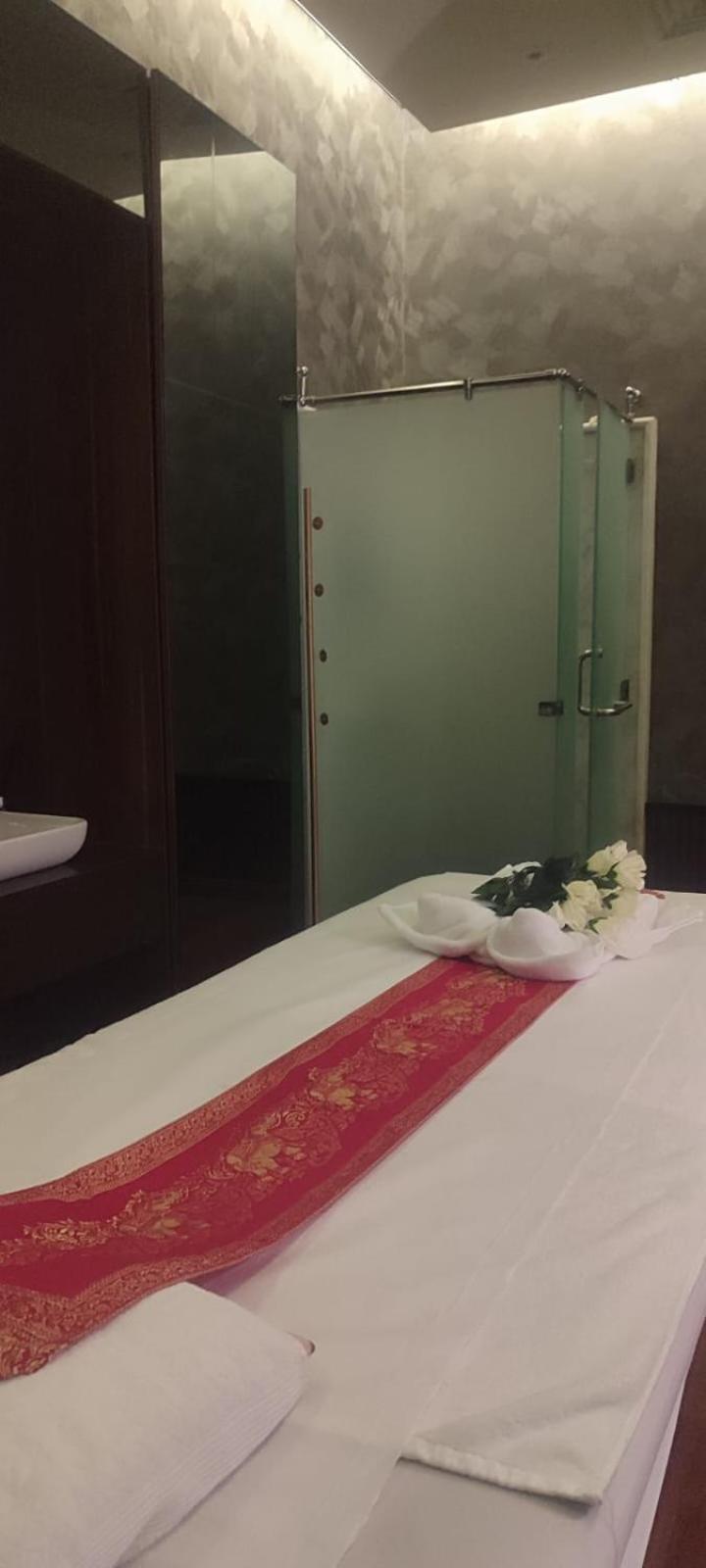 Waterfront Hotel Apartment Lusail エクステリア 写真 A shower cubicle in a Thai spa