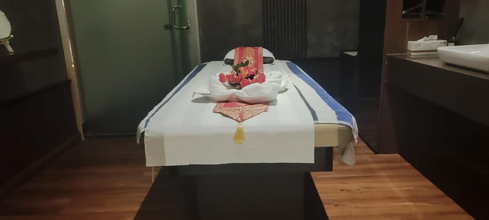 Waterfront Hotel Apartment Lusail エクステリア 写真 A massage bed